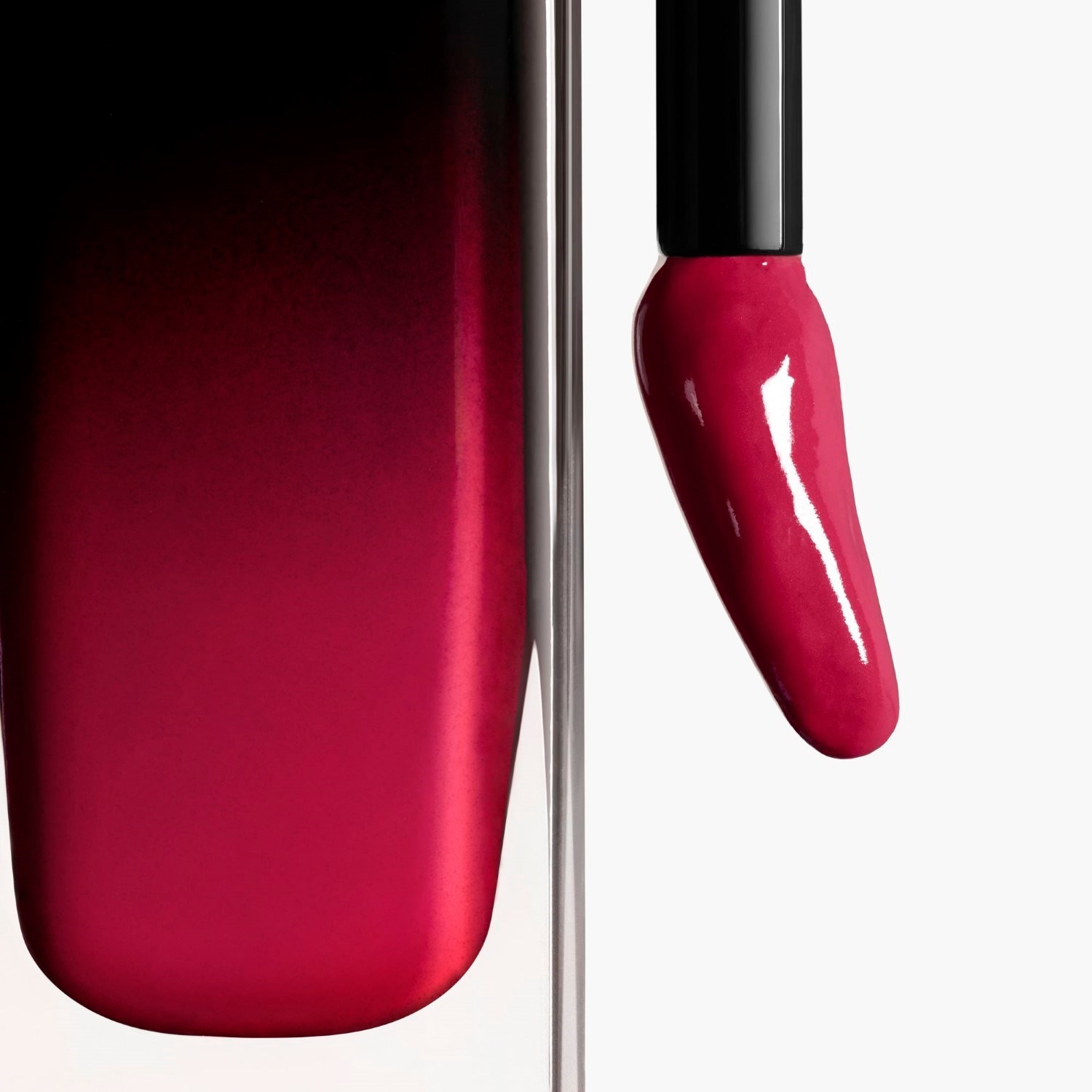LA BARRA DE LABIOS LÍQUIDA BRILLANTE DE LARGA DURACIÓN